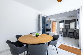 NEW Tropical Getaway With BBQ Pool