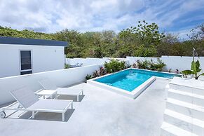 NEW Tropical Getaway With BBQ Pool