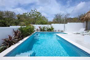 NEW Tropical Getaway With BBQ Pool