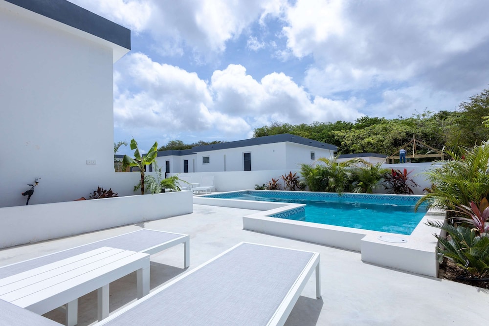 NEW Tropical Getaway With BBQ Pool