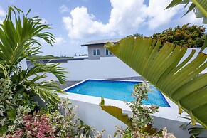 NEW Tropical Getaway With BBQ Pool