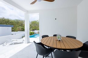 NEW Tropical Getaway With BBQ Pool