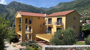 Villa Risan Apartments