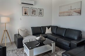Phaedrus Living: Seaview Hilltop Maisonette