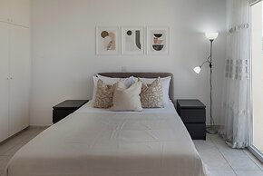 Phaedrus Living: Seaview Hilltop Maisonette