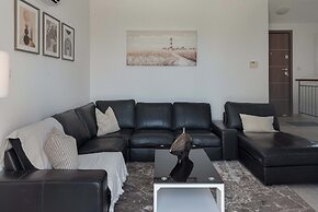 Phaedrus Living: Seaview Hilltop Maisonette