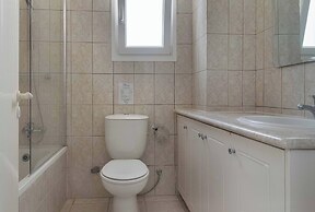 Phaedrus Living: Seaview Hilltop Maisonette