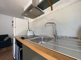 Flora - Modern Rooftop Apartment With Balcony