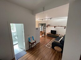 Flora - Modern Rooftop Apartment With Balcony
