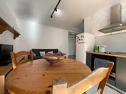 Flora - Modern Rooftop Apartment With Balcony