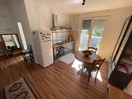 Flora - Modern Rooftop Apartment With Balcony