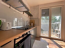 Flora - Modern Rooftop Apartment With Balcony