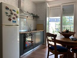 Flora - Modern Rooftop Apartment With Balcony