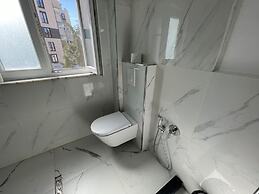 Flora - Modern Rooftop Apartment With Balcony