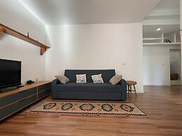 Flora - Modern Rooftop Apartment With Balcony