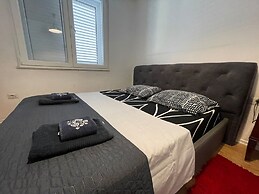Flora - Modern Rooftop Apartment With Balcony