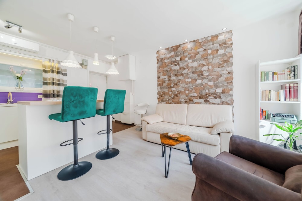 Charming Downtown Studio