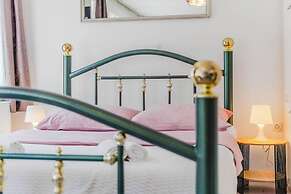 Charming Downtown Studio