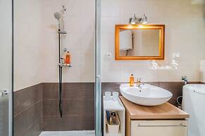 Charming Downtown Studio