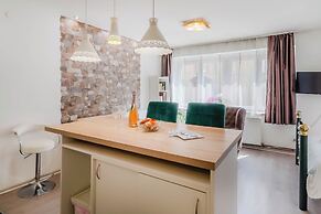 Charming Downtown Studio