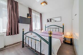 Charming Downtown Studio