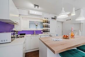 Charming Downtown Studio
