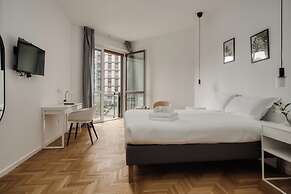 Beautiful apt with 2 balconies