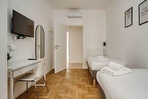 Beautiful apt with 2 balconies