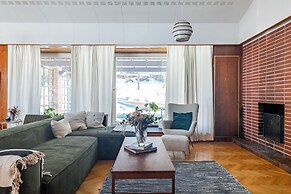 Lakefront House with 5 BR and Sauna