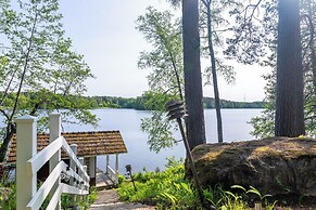 Lakefront House with 5 BR and Sauna