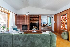 Lakefront House with 5 BR and Sauna
