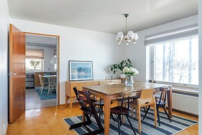 Lakefront House with 5 BR and Sauna
