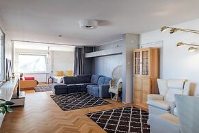 Lakefront House with 5 BR and Sauna
