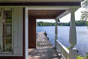 Lakefront House with 5 BR and Sauna
