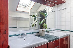 Lakefront House with 5 BR and Sauna