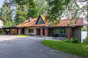Lakefront House with 5 BR and Sauna