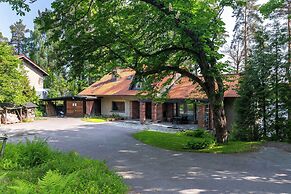 Lakefront House with 5 BR and Sauna