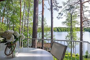 Lakefront House with 5 BR and Sauna