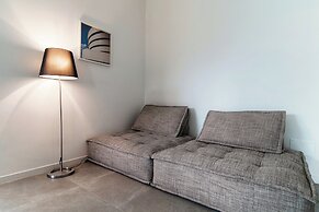Stylish 2-Bedroom Apartment by Lake Como