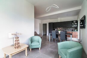 Stylish 2-Bedroom Apartment by Lake Como