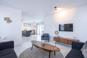 Modern Garden Villa Near Jan Thiel Mambo