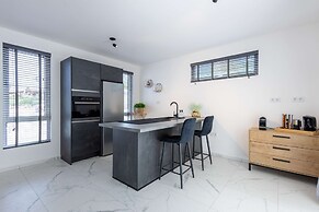 Modern Garden Villa Near Jan Thiel Mambo