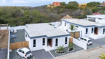 Modern Garden Villa Near Jan Thiel Mambo
