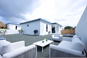 Modern Garden Villa Near Jan Thiel Mambo