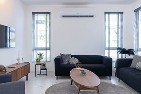 Modern Garden Villa Near Jan Thiel Mambo
