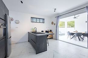 Modern Garden Villa Near Jan Thiel Mambo