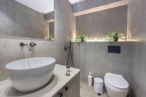 Phaedrus Living Apollo Skyview Penthouse