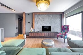 Phaedrus Living Apollo Skyview Penthouse