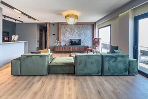Phaedrus Living Apollo Skyview Penthouse