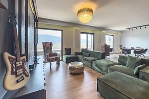 Phaedrus Living Apollo Skyview Penthouse